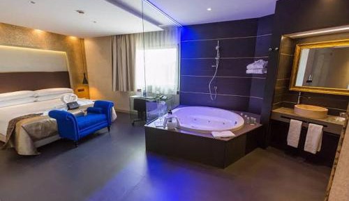 Deluxe Suite with Spa Bath