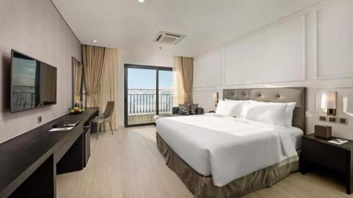 One-Bedroom Apartment with Sea View
