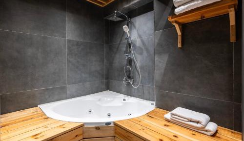 Three-Bedroom Apartment with Jacuzzi