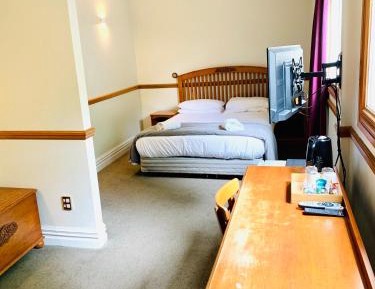 Deluxe Queen Suite