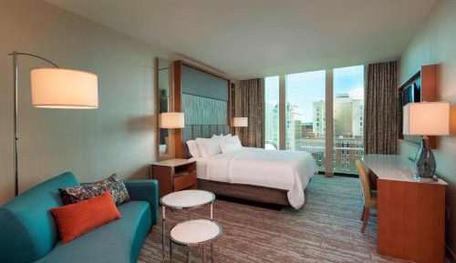 Guest room, 1 King, City view