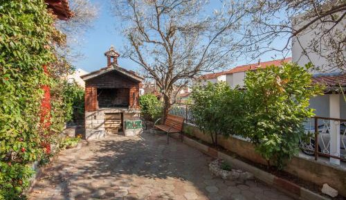 One Bedroom Apartment With Balcony and Garden View