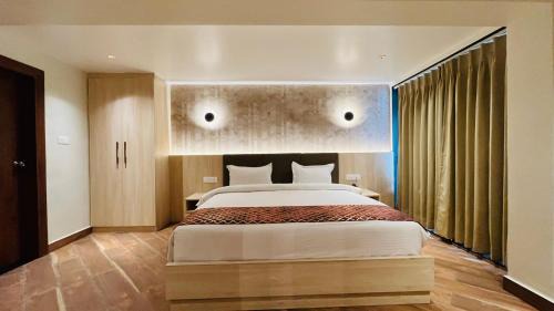 Deluxe Double or Twin Room with City View