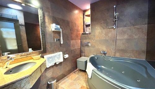 Suite with Hot Tub