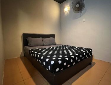 Queen Room with Shared Bathroom No Window