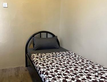 Single Room with Shared Bathroom No Window