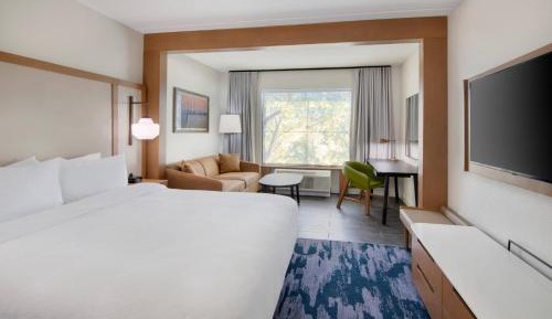 King Guest Room with Sofa Bed