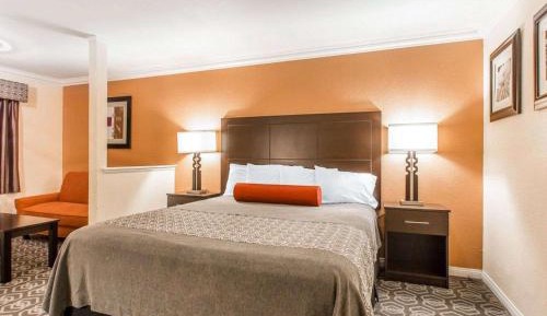 Suite, 1 King Bed, Accessible Tub, Non-Smoking