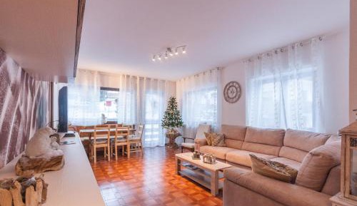 Three-Bedroom Apartment with Mountain View