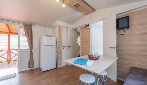 Family Mobile Home (6 Adults + 2 Children)
