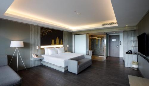 Premier King Room Garden Pool Access