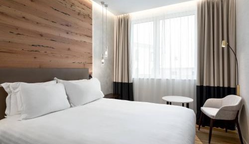 Classic Room with Queen Bed
