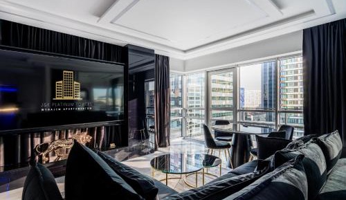 VIP Apartment with hot tub, 98 inch TV and balcony