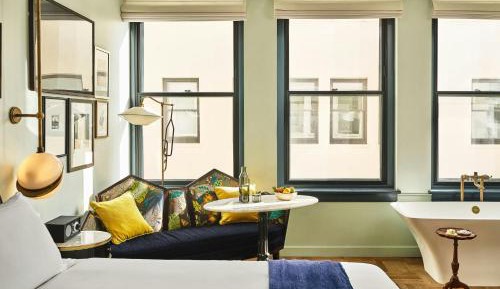 Salon King Room with Courtyard View
