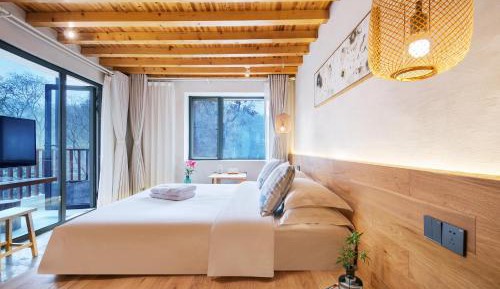 Queen Room with Balcony