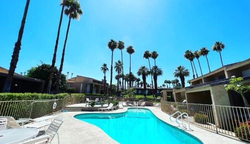 Apartment with Pool View 