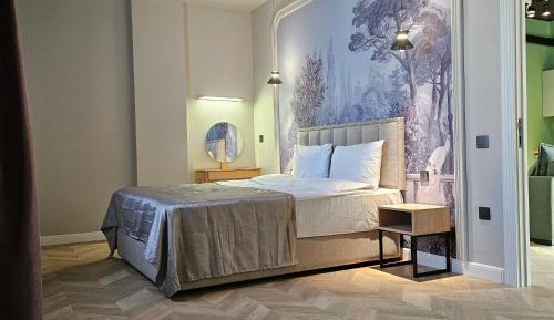 One-Bedroom Loft Apartment with One Queen Bed