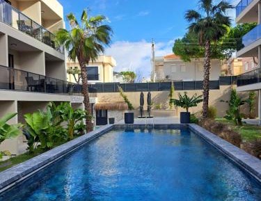 Apartment with Pool View 