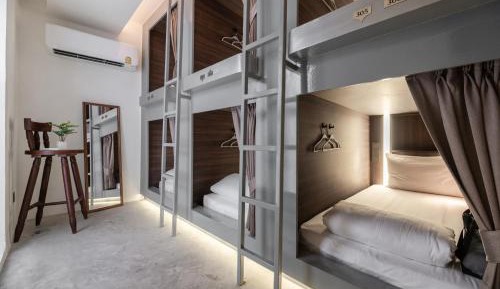 Single Bed in Mixed Dormitory Room