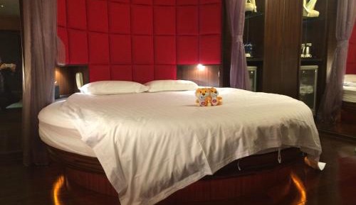 Round Bed Room - No window