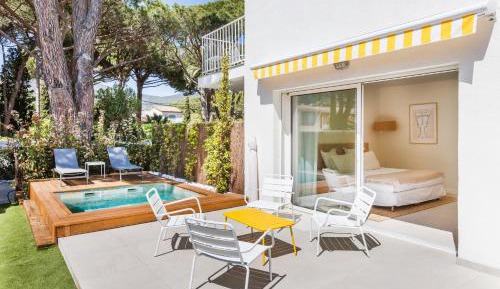 Family Room with Private Pool - Garden View