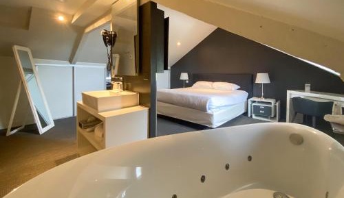 Junior Suite Open Space with Canal View