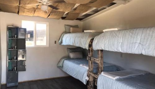 2 Bunk Beds