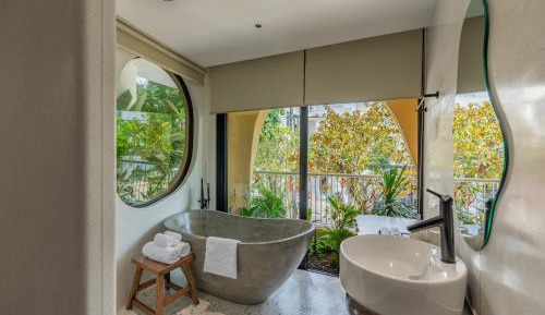 GRAND SUITE GARDEN BALCONY BATHTUB