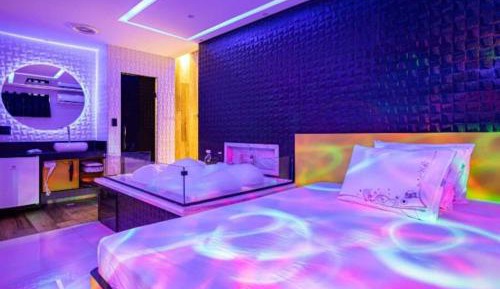 Deluxe Suite with Spa Bath