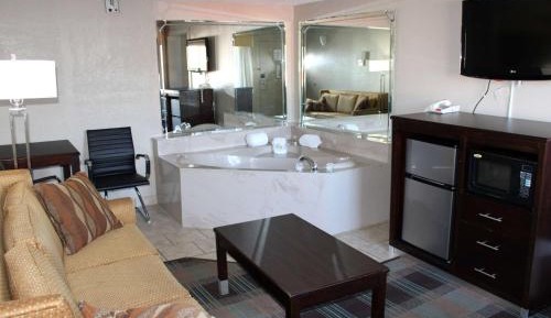 King Suite with Jetted Tub - Non-Smoking