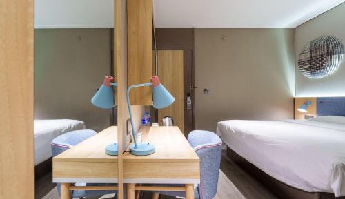 Business Queen Room
