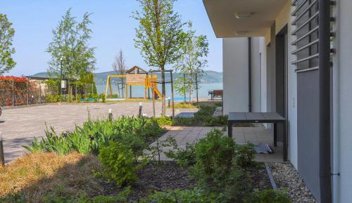 One-Bedroom Apartment with Lake View