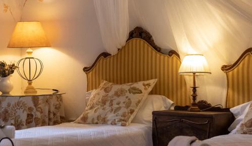 Standard Twin Room with Shared Bathroom