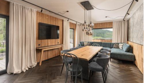 Deluxe apartment with a terrace and mountain views