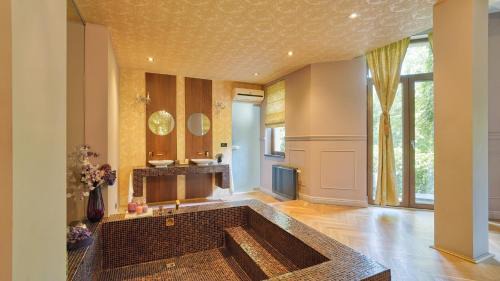 Deluxe Suite with Spa Bath