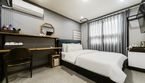 Standard Queen Room