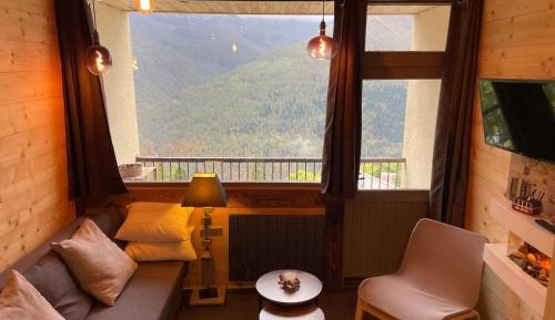 Three-Bedroom Apartment with Mountain View