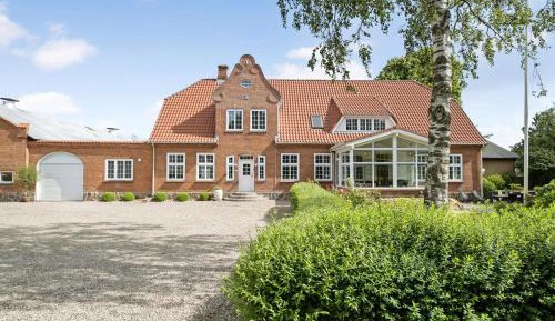 Five-Bedroom Holiday Home