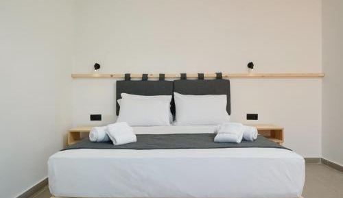 Deluxe Double Room with Side Sea View