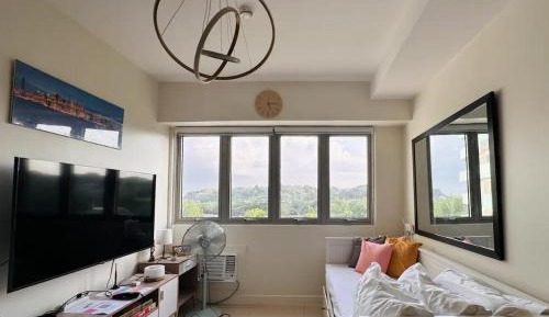 Apartment with Mountain View
