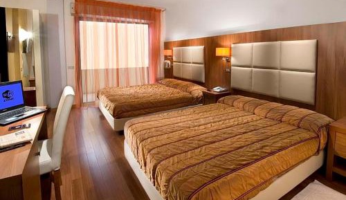 Double or Twin Room with Balcony and Lateral Sea View 