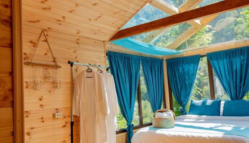 Deluxe Double Room (2 Adults + 1 Child)