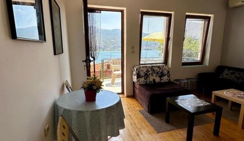 Apartment with Balcony and Lake View (4 Adults)
