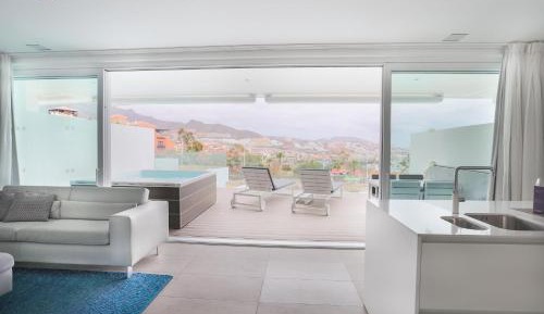 Divinity Lago 1 bedroom Suite with jacuzzi and sea view