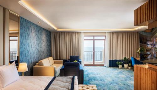 Deluxe One-Bedroom Apartment with Sea View - Free Beach Access