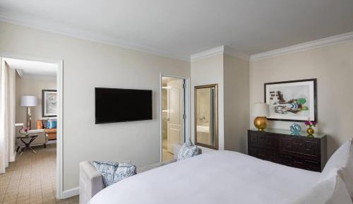Suite, Club Lounge access, 1 Bedroom Suite, 1 King, Sofa Bed, City Hall view