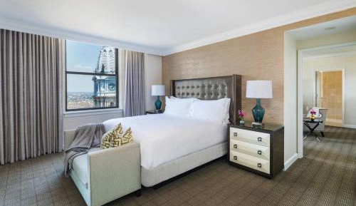 Luxury One-Bedroom Suite, Club Lounge Access, 1 Bedroom Larger Suite, 1 King, Bathrooms: 1.5