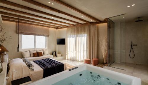 Queen Suite with Spa Bath