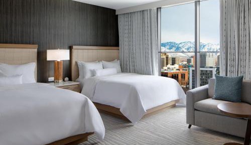 Standard Queen Room with Two Queen Beds and Kitchen - Hearing Accessible