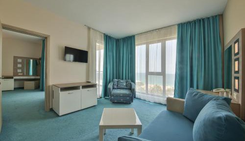 One-Bedroom Suite with Sea View